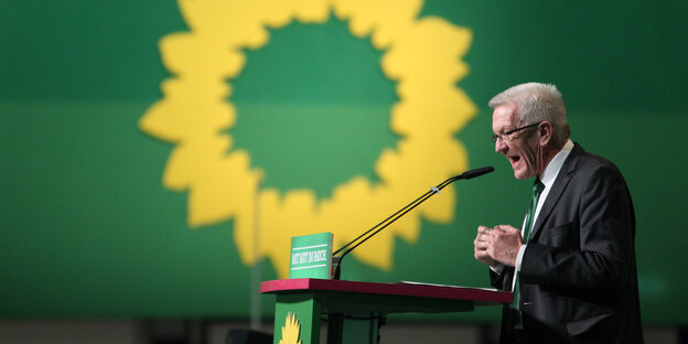 Winfried Kretschmann spricht in ein Mikro Winfried Kretschmann spricht in ein Mikro