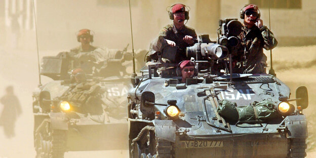 Bundeswehrsoldaten auf Kettenfahrzeugen in Afghanistan Bundeswehrsoldaten auf Kettenfahrzeugen in Afghanistan