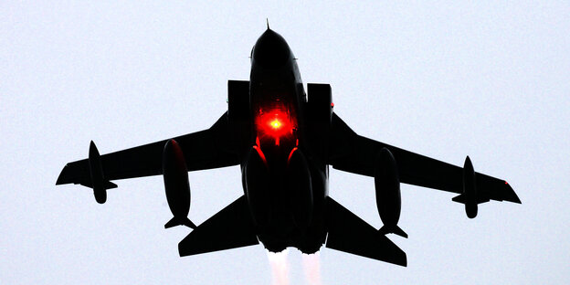 Ein Tornado beim Start, von unten fotografiert. Ein Tornado beim Start, von unten fotografiert.