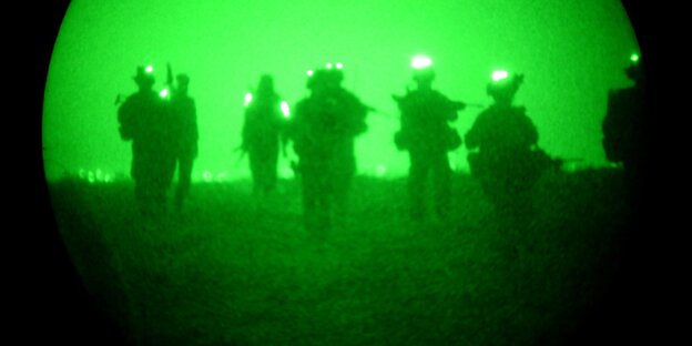 Soldaten im Feld, durch ein Nachtsichtgerät aufgenommen. Soldaten im Feld, durch ein Nachtsichtgerät aufgenommen.