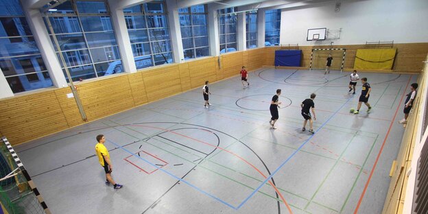 Turnhalle mit Basketballspielern Turnhalle mit Basketballspielern