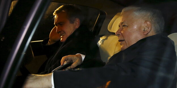 PiS-Parteichef Jaroslaw Kaczynski (r) und Piotr Glinski (l) auf dem Rücksitz eines Autos PiS-Parteichef Jaroslaw Kaczynski (r) und Piotr Glinski (l) auf dem Rücksitz eines Autos