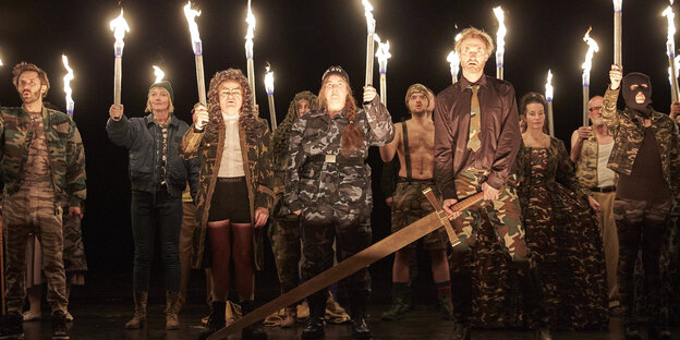 Szene aus „Graf Öderland“ von Volker Lösch am Schauspiel Dresden. Szene aus „Graf Öderland“ von Volker Lösch am Schauspiel Dresden.
