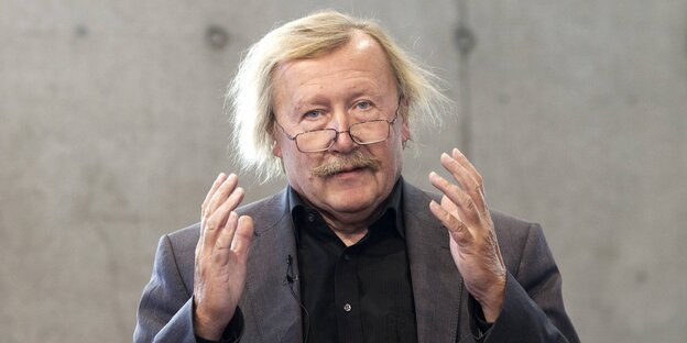 Sloterdijk guckt in die Kamera und hält die Hände als würde er einen Ball halten Sloterdijk guckt in die Kamera und hält die Hände als würde er einen Ball halten