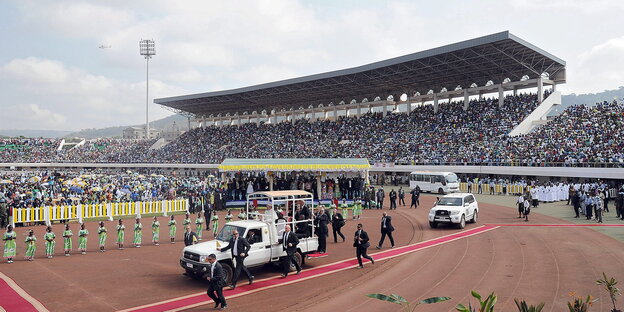 Papst Franziskus fährt in das Stadium von Bangui ein. Papst Franziskus fährt in das Stadium von Bangui ein.