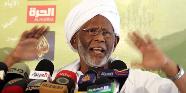 Hassan al-Turabi während einer Pressekonferenz in Karthum 2012 Hassan al-Turabi während einer Pressekonferenz in Karthum 2012