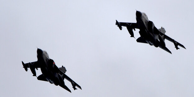 Zwei Tornados des Aufklärungsgeschwaders 51 fliegen am 01.12.2015 in Jagel (Schleswig-Holstein) über den Fliegerhorst. Zwei Tornados des Aufklärungsgeschwaders 51 fliegen am 01.12.2015 in Jagel (Schleswig-Holstein) über den Fliegerhorst.