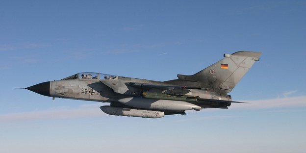 Ein Tornado der Luftwaffe vor blauem Himmel.