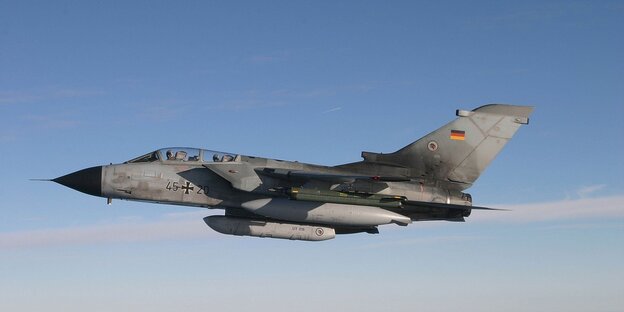 Ein Tornado der Luftwaffe vor blauem Himmel.