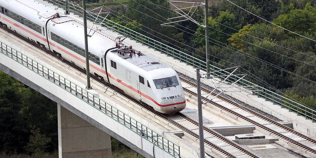 Ein ICE auf einer Brücke Ein ICE auf einer Brücke