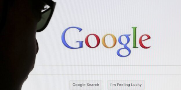 Ein Mann guckt auf ein Google-Suchfenster Ein Mann guckt auf ein Google-Suchfenster