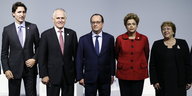 Dilma Roussef, als einzige in Rot gekleidet, steht in einer Reihe mit anderen Staatschefs