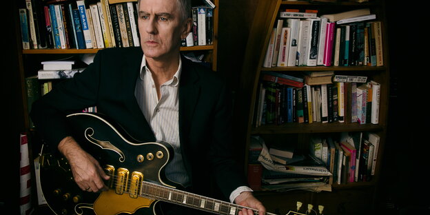 Robert Forster spielt Gitarre