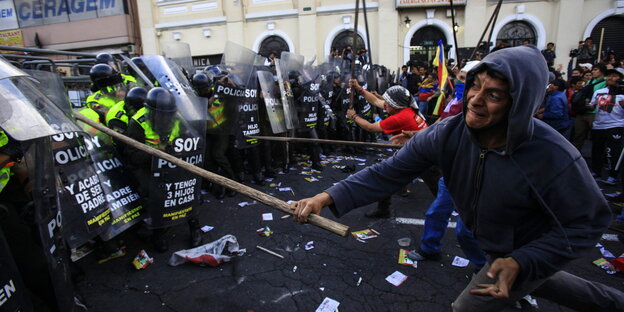 Protest gegen die Verfassungsänderungen vor dem Parlamentsgebäude in Quito. Protest gegen die Verfassungsänderungen vor dem Parlamentsgebäude in Quito.