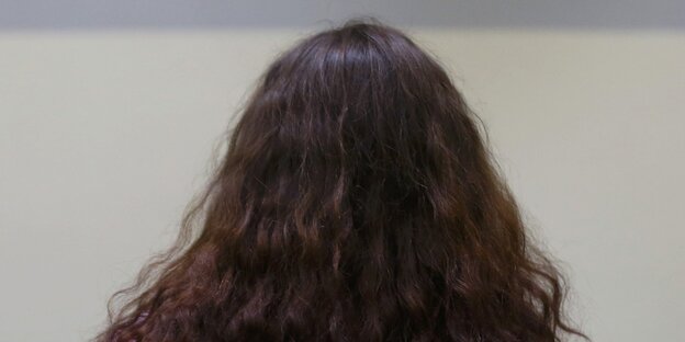Kopf mit wallendem Haar von hinten Kopf mit wallendem Haar von hinten