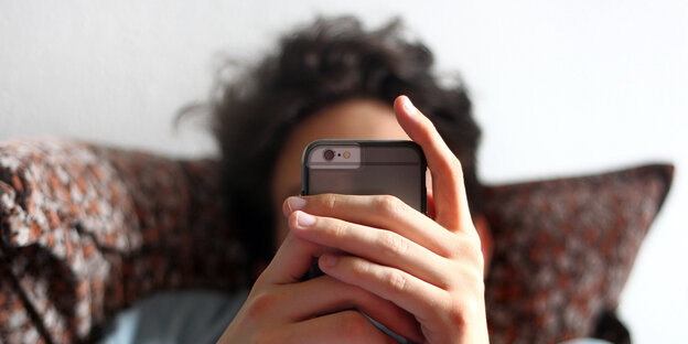 Mensch tippt auf Smartphone herum Mensch tippt auf Smartphone herum