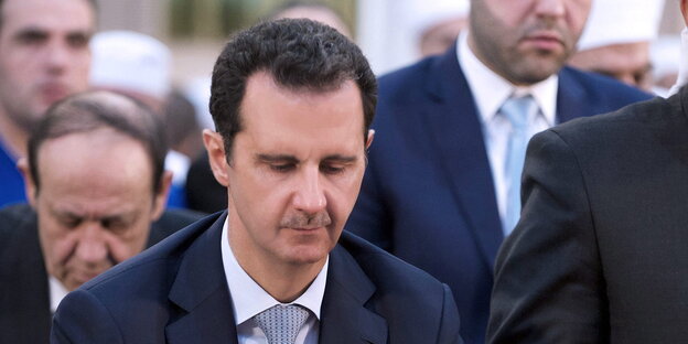 Syriens Machthaber Assad mit geschlossenen Augen Syriens Machthaber Assad mit geschlossenen Augen