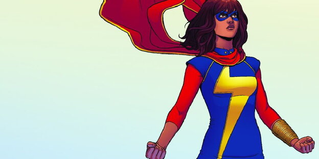 Ms. Marvel im blauen Superheldinnenkostüm mit gelbem Blitz auf der Vorderseite und obligatorischem roten Umhang