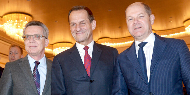 Thomas de Maizière, Alfons Hofmann und Olaf Scholz stehen nebeneinander Thomas de Maizière, Alfons Hofmann und Olaf Scholz stehen nebeneinander