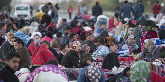 Flüchtlinge erwachen auf einer Autobahn in der Nähe von Istanbul Flüchtlinge erwachen auf einer Autobahn in der Nähe von Istanbul