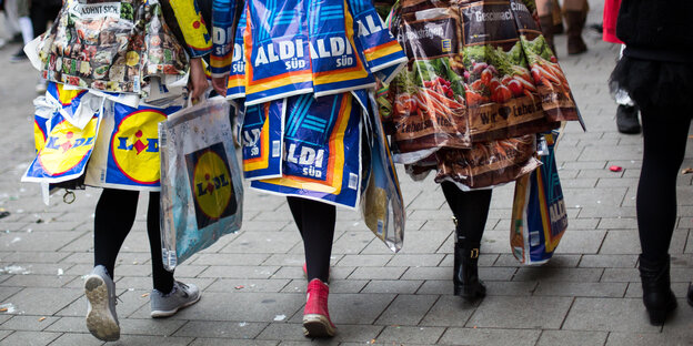 Karnavalistinnen in Köstümen aus Discounter-Plastiktüten laufen durch Köln Karnavalistinnen in Köstümen aus Discounter-Plastiktüten laufen durch Köln