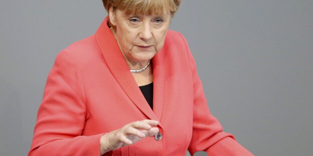 Merkel mit erhobener Hand Merkel mit erhobener Hand