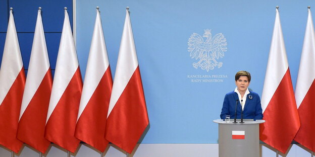 Beata Szydlo gibt eine Pressekonferenz, nur mit polnischen Flaggen im Hintergrund Beata Szydlo gibt eine Pressekonferenz, nur mit polnischen Flaggen im Hintergrund
