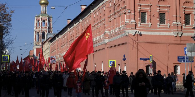 Demonstranten in Moskau, im Vordergrund eine Flagge der Sowjetunion. Demonstranten in Moskau, im Vordergrund eine Flagge der Sowjetunion.