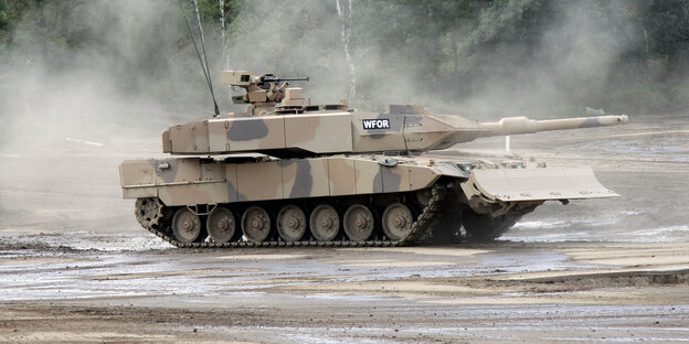 Leopard 2 A7+-Panzer in staubiger Umgebung Leopard 2 A7+-Panzer in staubiger Umgebung