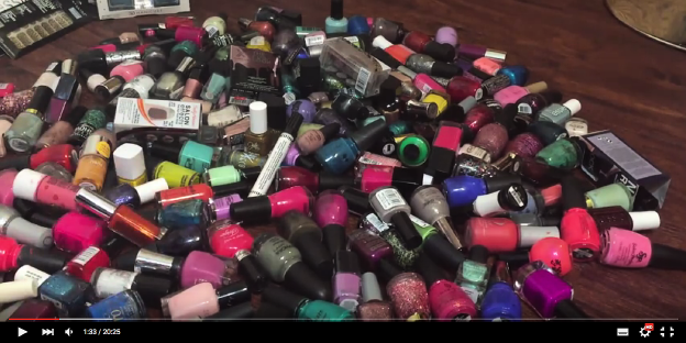 Hunderte von bunten Nagellackfläschchen verstreut auf dem Boden. Hunderte von bunten Nagellackfläschchen verstreut auf dem Boden.
