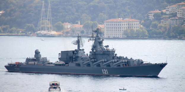 Der russische Lenkwaffenkreuzer «Moskwa» fährt bei Istanbul durch den Bosporus ins Mittelmeer. Der russische Lenkwaffenkreuzer «Moskwa» fährt bei Istanbul durch den Bosporus ins Mittelmeer.