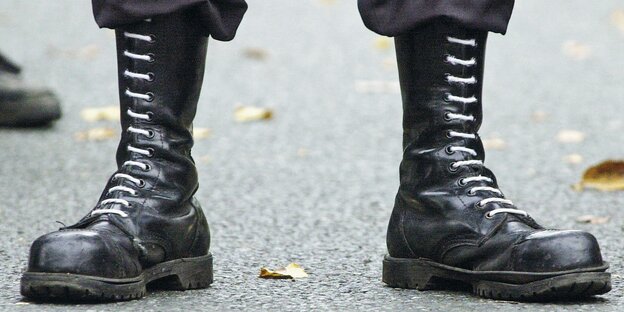 Springerstiefel mit weißen Schnürsenkeln. Springerstiefel mit weißen Schnürsenkeln.