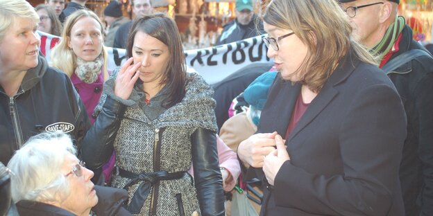 Senatorin spricht mit Demonstranten Senatorin spricht mit Demonstranten