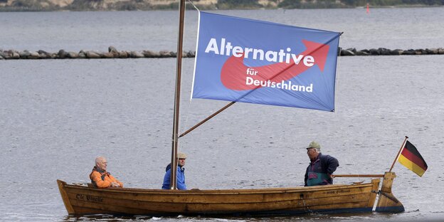 Ein Boot mit Anhängern der AFD und gehisster Flagge. Ein Boot mit Anhängern der AFD und gehisster Flagge.