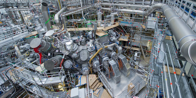 Die Kernfusionsanlage Wendelstein 7-X mit tausenden von Schläuchen und Rohren Die Kernfusionsanlage Wendelstein 7-X mit tausenden von Schläuchen und Rohren