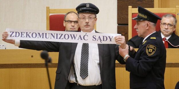 Adam Slomka, ein ehemaliger Aktivist der Opposition, demonstriert am Mittwoch im Verfassungsgericht in Warschau. Adam Slomka, ein ehemaliger Aktivist der Opposition, demonstriert am Mittwoch im Verfassungsgericht in Warschau.