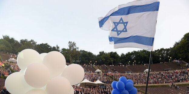 Blaue und weiße Ballons und eine Israel-Fahne Blaue und weiße Ballons und eine Israel-Fahne
