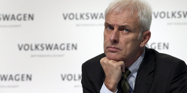 Michael Müller stützt seinen Kopf auf einer Hand ab Michael Müller stützt seinen Kopf auf einer Hand ab