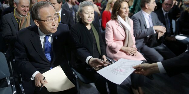 UN-Generalsekretär Ban Ki-moon bekommt ein Formular gereicht UN-Generalsekretär Ban Ki-moon bekommt ein Formular gereicht