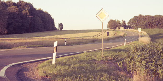 Landstraße, die eine Kurve macht Landstraße, die eine Kurve macht
