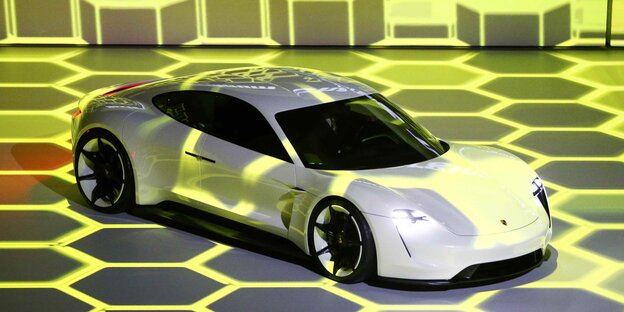 Ein elektrischer Porsche wird auf einer Messe präsentiert Ein elektrischer Porsche wird auf einer Messe präsentiert