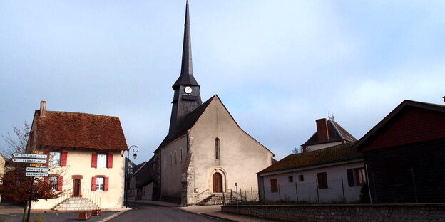 Ein Kirchturm und ein paar Häuser in einem französischen Dorf Ein Kirchturm und ein paar Häuser in einem französischen Dorf