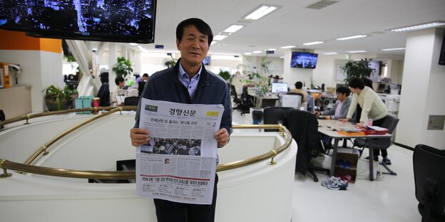 Chefredakteur Leon Park steht im Newsroom seiner Tageszeitung „Kyunghyang Shinmun“. Chefredakteur Leon Park steht im Newsroom seiner Tageszeitung „Kyunghyang Shinmun“.