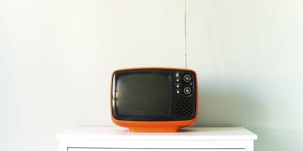 Ein alter Fernseher steht auf einem Tisch Ein alter Fernseher steht auf einem Tisch