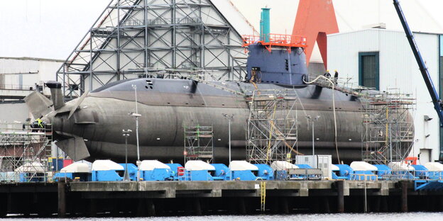 Ein U-Boot auf einer Werft Ein U-Boot auf einer Werft