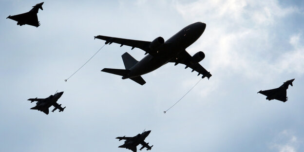Ein Tankflugzeug und mehrere Tornados fligen in der Luft Ein Tankflugzeug und mehrere Tornados fligen in der Luft