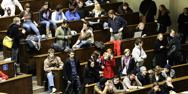 Ein Hörsaal voller Studierender Ein Hörsaal voller Studierender