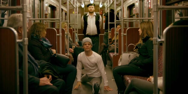 Menschen in einer U-Bahn Menschen in einer U-Bahn