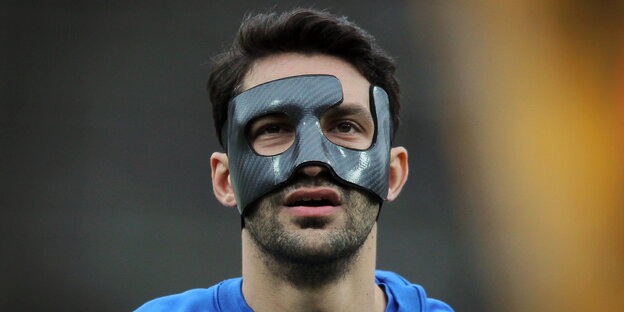 Aytaç Sulu mit Gesichtsmaske