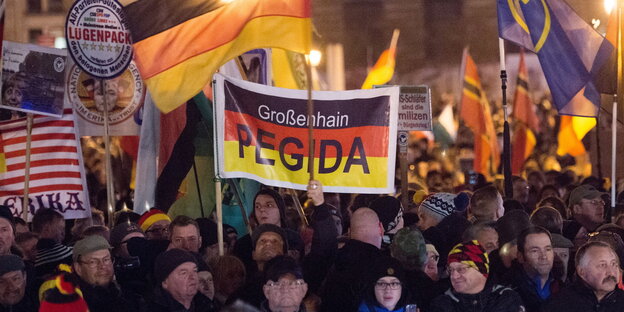 Pegida-Anhänger mit Deutschlandfahnen auf dem Theaterplatz Pegida-Anhänger mit Deutschlandfahnen auf dem Theaterplatz